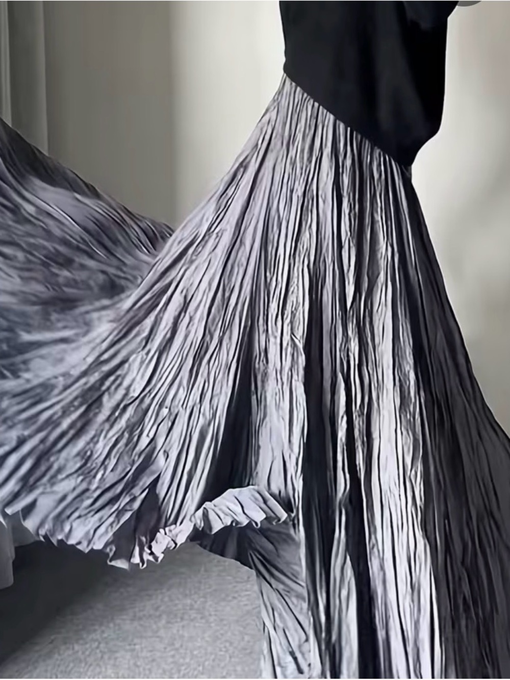 Flowing Silver-Gray Pleated Maxi Skirt
Waist 31.9-34.3 hip 41.8-44
height 69-70